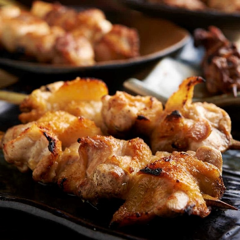焼き鳥をはじめ人気の鶏料理が食べ放題で楽しめる新宿の居酒屋「とりいちず」